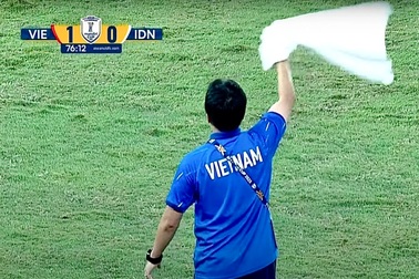 Lý giải hành động vẫy khăn tắm đến từ trợ lý của HLV Kim Sang Sik