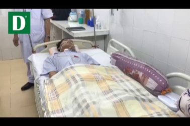 Trao hơn 60 triệu đồng đến em Đạt.