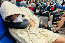 Khách bay Vietjet vạ vật ở sân Tân Sơn Nhất