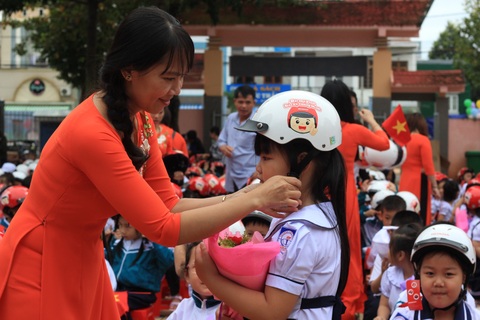 Đắk Lắk: Tặng 42.000 mũ bảo hiểm cho học sinh lớp 1 ngay trong ngày khai giảng
