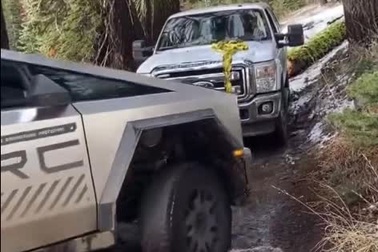 Tesla Cybertruck chật vật vượt địa hình, phải nhờ xe Ford ứng cứu