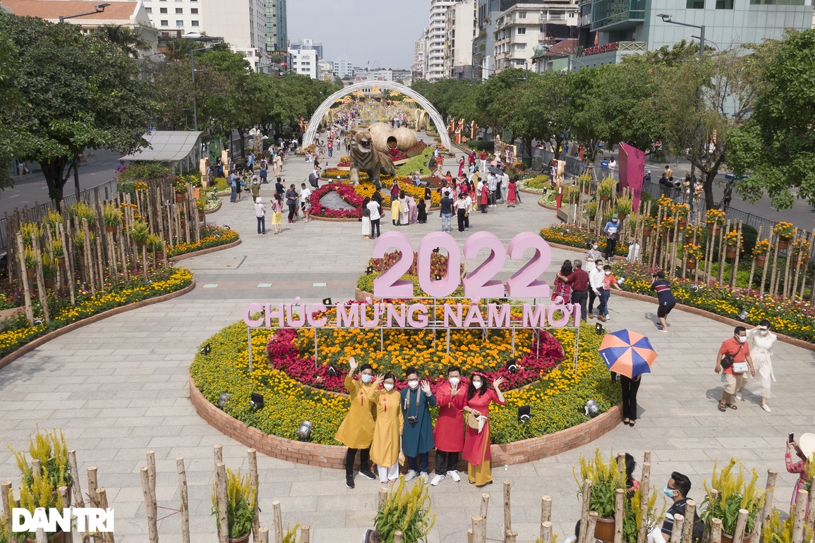 Giới trẻ nô nức tham quan Đường hoa Nguyễn Huệ trong ngày đầu mở cửa - 1 Giới trẻ nô nức tham quan Đường hoa Nguyễn Huệ trong ngày đầu mở cửa - 1