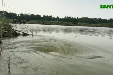 Xã cấm đò, người dân lội sông gặp tai nạn thương tâm