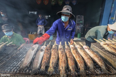 Một gia đình huy động 20 thành viên nướng 5 tấn cá lóc bán dịp vía Thần tài