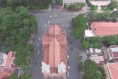 Phạm Hồng Thúy Vân trổ tài ca hát