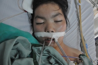 Người bố muốn bán máu cứu con đã phải đầu hàng