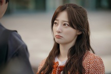 Giữa tối đến nhà bạn thân, đẩy cửa vào thấy luôn chồng đang "tăng ca" ở đó