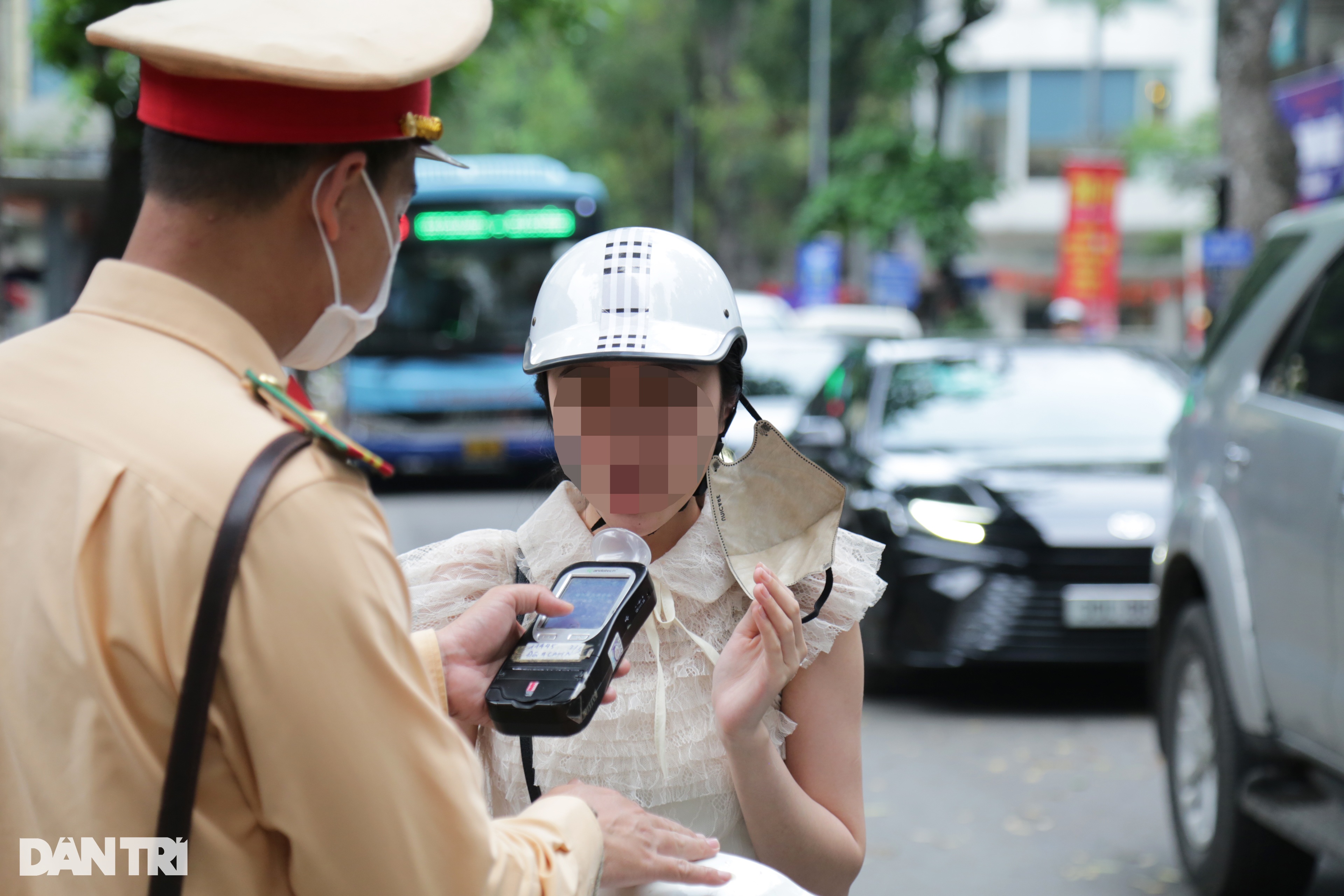 Người đàn ông ở Hà Nội uống bia rồi đạp xe đi lễ bị cảnh sát xử phạt - 1 Người đàn ông ở Hà Nội uống bia rồi đạp xe đi lễ bị cảnh sát xử phạt - 1