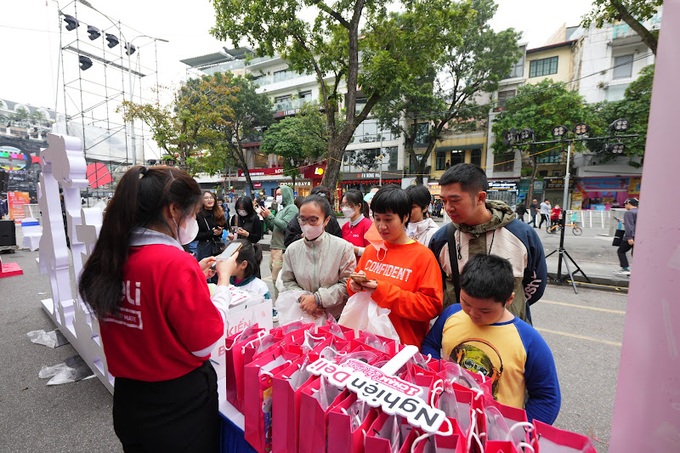 Chương trình khuyến mại rất sâu, nhiều sản phẩm có thể mua được với giá từ 1.000 đồng đến vài nghìn đồng, vì thế thu hút đông đảo người dân mua sắm