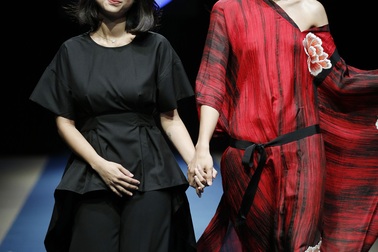 NTK Nhi Hoàng “khoe” nét cá tính, phóng khoáng trong thiết kế Xuân Hè 2018