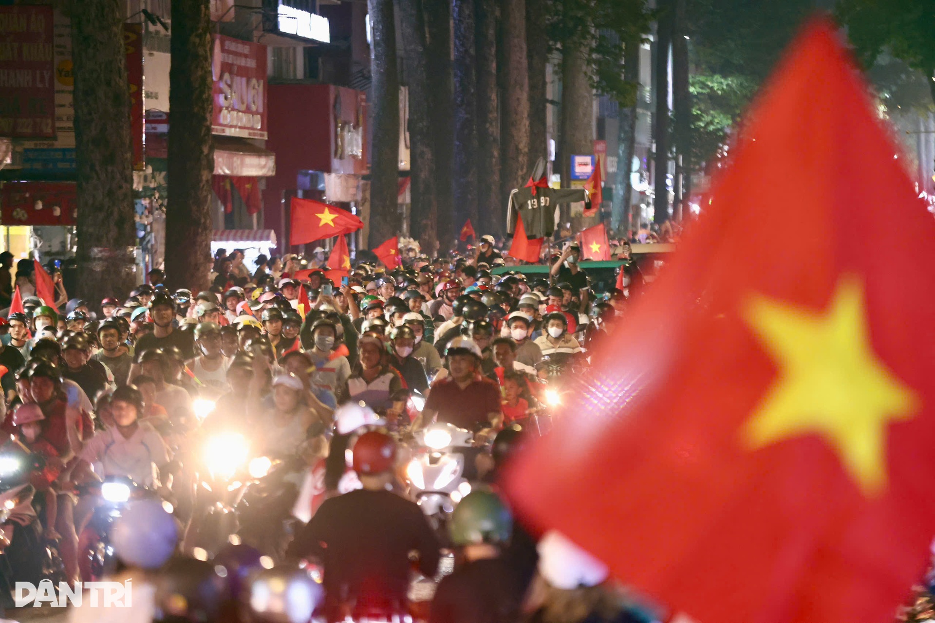 Biển người đổ ra đường phố ăn mừng chiến thắng của tuyển Việt Nam - 21 Biển người đổ ra đường phố ăn mừng chiến thắng của tuyển Việt Nam - 21