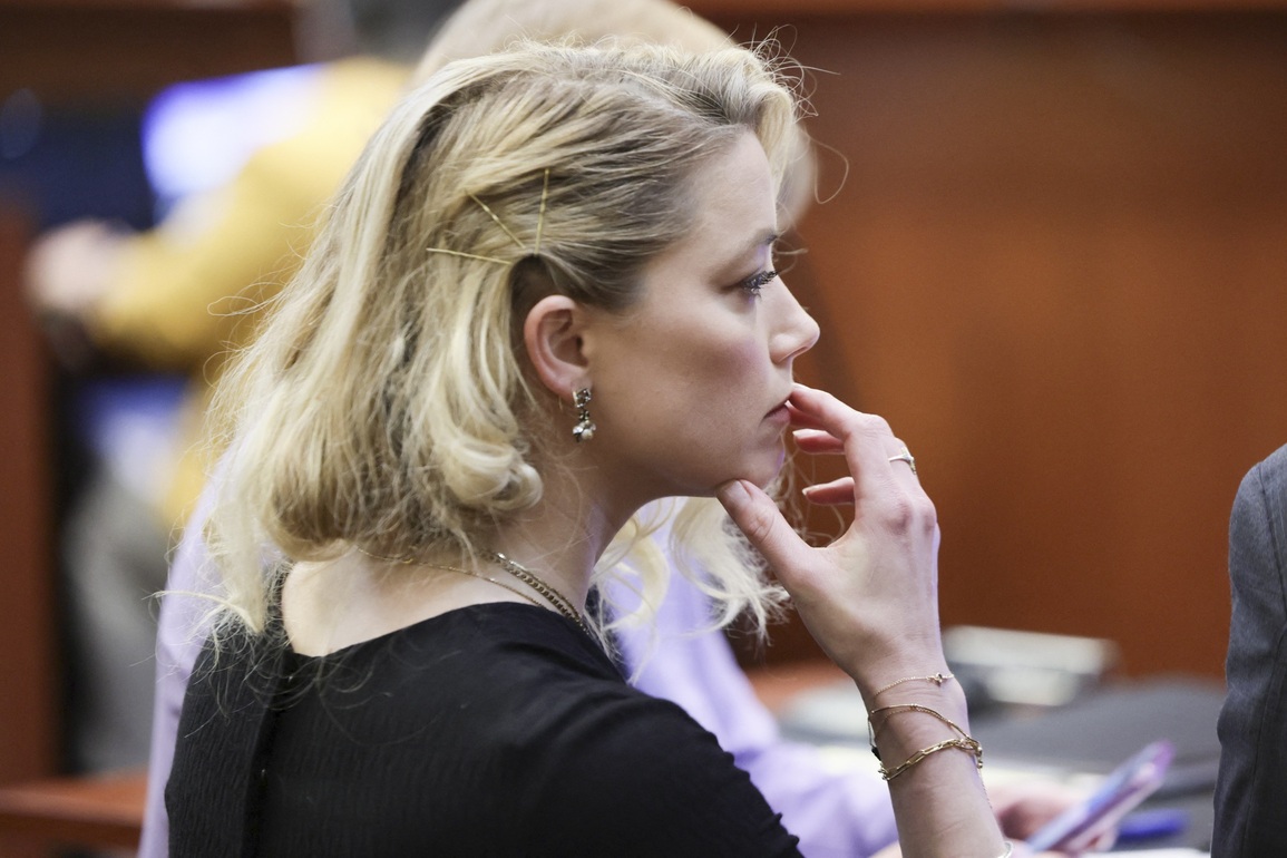 Hi vọng né khoản đền bù 240 tỷ đồng của Amber Heard - 2 Hi vọng né khoản đền bù 240 tỷ đồng của Amber Heard - 2