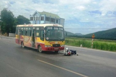 Xe buýt "đẩy" xe máy đi hơn 10m
