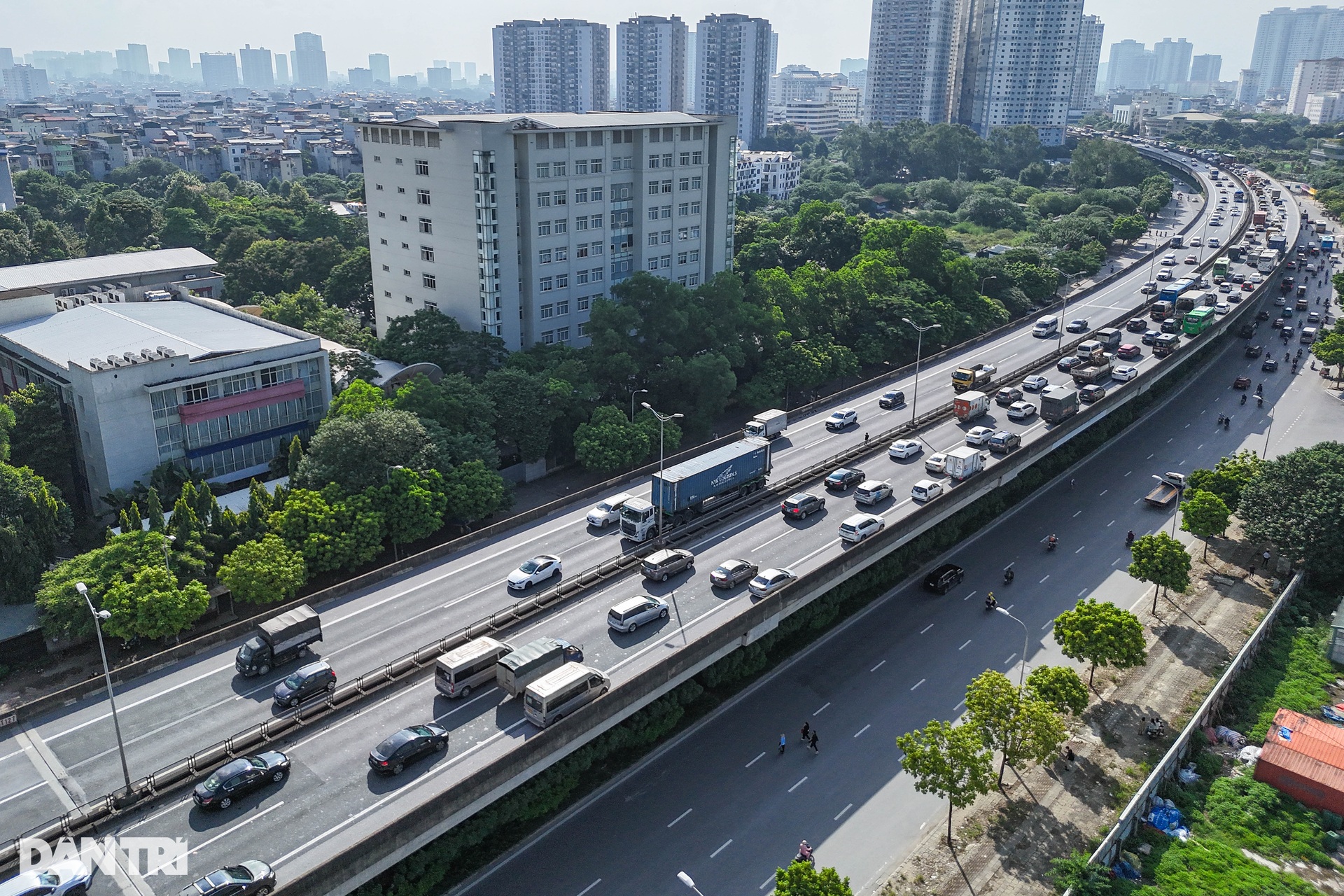 Ngày đầu nghỉ lễ 2/9, dòng người và xe nhích từng mét rời Thủ đô - 1