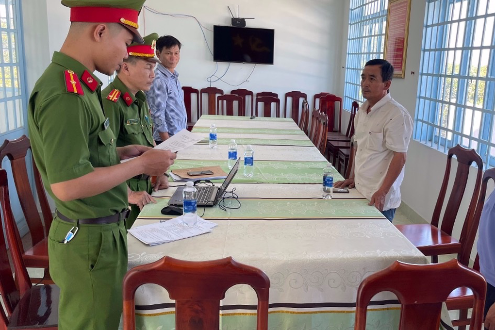Vợ lừa đảo hơn 11 tỷ đồng, chồng làm chủ tịch xã bị khởi tố - 1 Vợ lừa đảo hơn 11 tỷ đồng, chồng làm chủ tịch xã bị khởi tố - 1