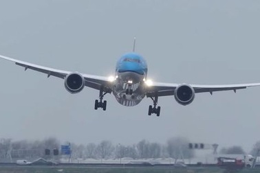 Nín thở xem máy bay chật vật hạ cánh giữa gió táp