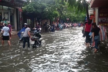 Liên tiếp những chiều tan tầm người Hà Nội bì bõm lội nước