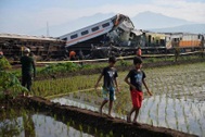 Tàu hỏa tông nhau ở Indonesia, ít nhất 3 người thiệt mạng