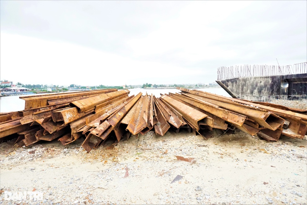 Cầu trăm tỷ 5 năm xây... 4 trụ, dân khốn khổ đi không được, ở không xong - 4 Cầu trăm tỷ 5 năm xây... 4 trụ, dân khốn khổ đi không được, ở không xong - 4