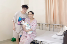 Cô dâu "hóa" chú rể từng gây sốt mạng ở TPHCM cùng vợ đón con đầu lòng