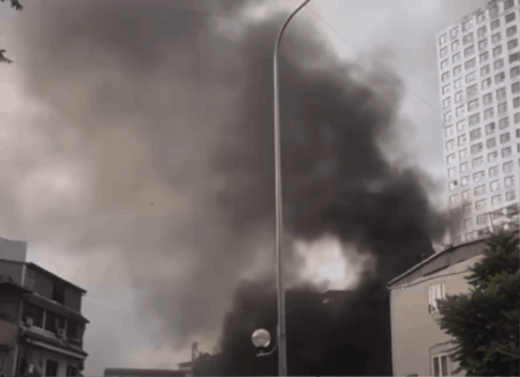 Nhà dân bốc cháy ngùn ngụt ở Hà Nội trong giờ cao điểm - 1 Nhà dân bốc cháy ngùn ngụt ở Hà Nội trong giờ cao điểm - 1