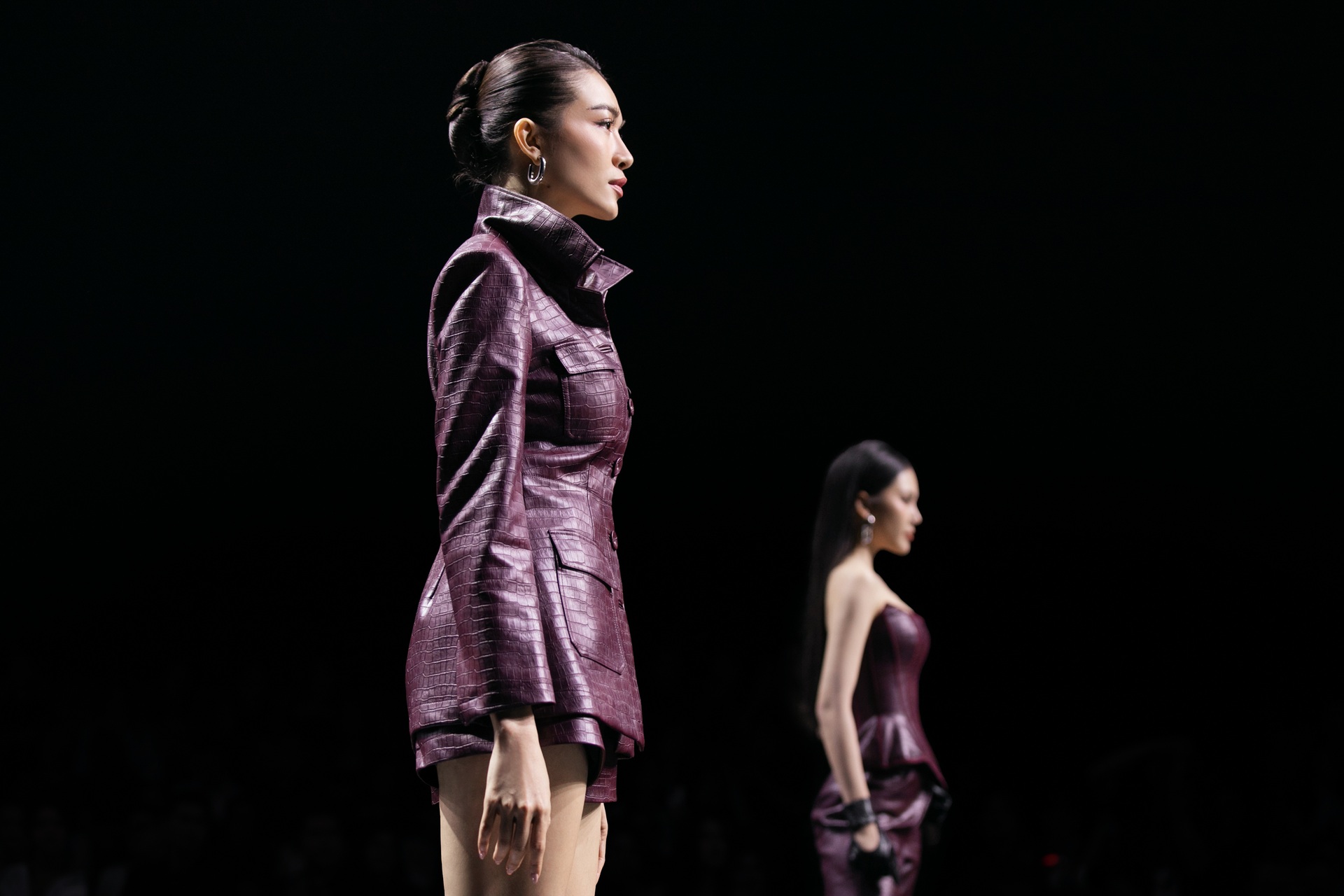 Thanh Hằng diện đầm cúp ngực, làm vedette show thời trang - 8