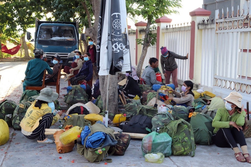 Quảng Ngãi: Sợ dịch Covid-19, hơn 40 lao động đi bộ hơn 400 km để về quê - 1 Quảng Ngãi: Sợ dịch Covid-19, hơn 40 lao động đi bộ hơn 400 km để về quê - 1