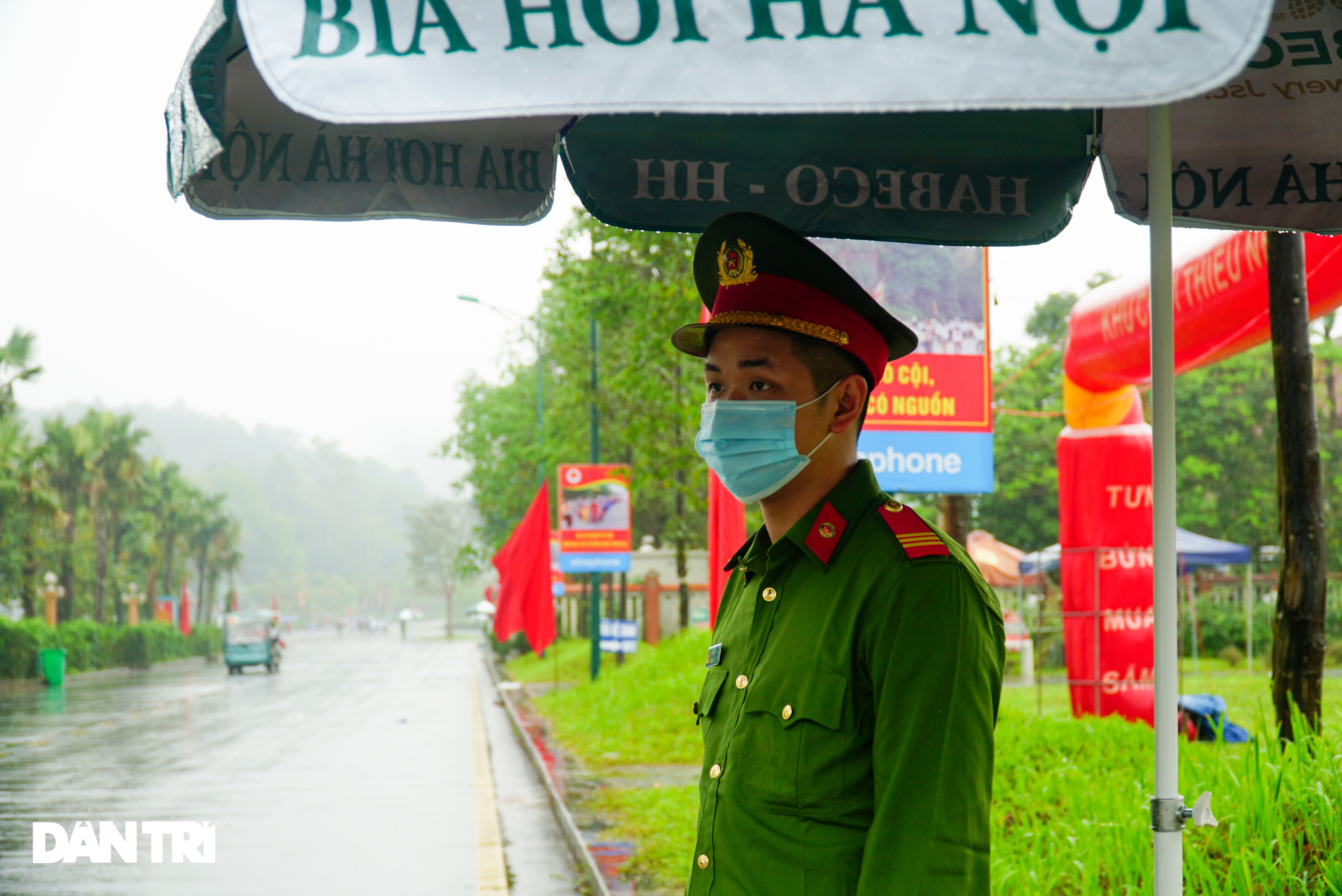 Hàng nghìn du khách đội mưa đi lễ đền Hùng dù chưa tới ngày khai hội - 12 Hàng nghìn du khách đội mưa đi lễ đền Hùng dù chưa tới ngày khai hội - 12