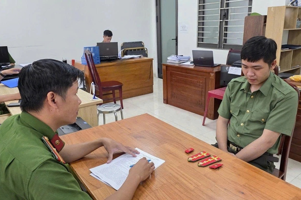 Công an giả bị lộ tẩy khi muốn lừa thêm 500 triệu đồng - 1 Công an giả bị lộ tẩy khi muốn lừa thêm 500 triệu đồng - 1