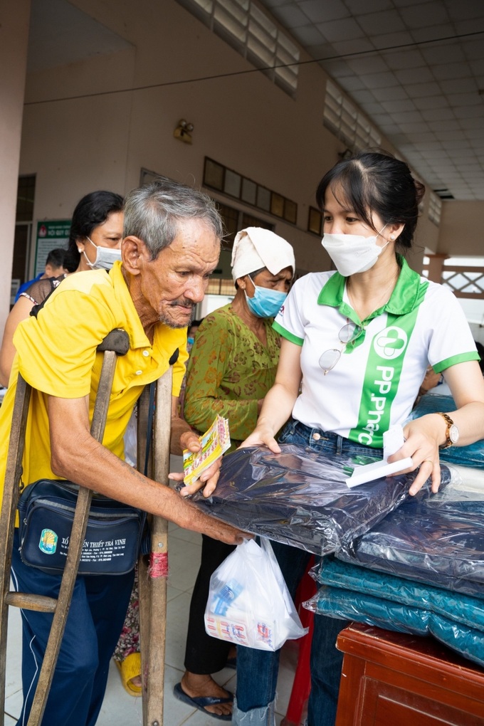  cụ Thạch Phát 72 tuổi cho biết ông đã rất vui khi nhận được tin sẽ có đoàn Bác sĩ từ TP.HCM đến thăm khám từ thiện.