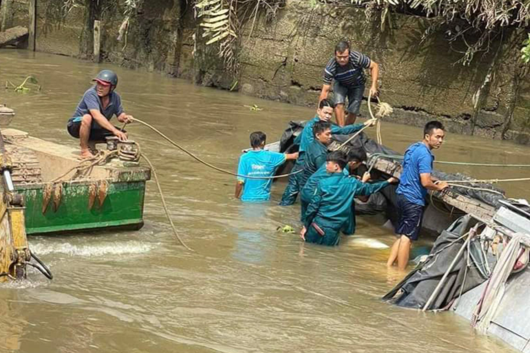 Lật ghe chở 23 tấn gạo, đôi vợ chồng may mắn thoát chết - 1