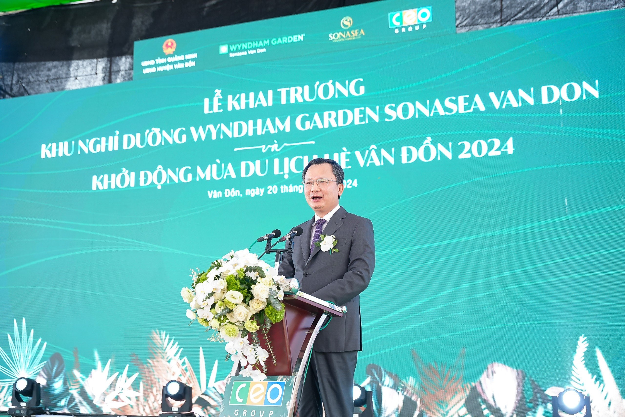 Ông Cao Tường Huy, Chủ tịch UBND tỉnh Quảng Ninh đánh giá cao việc Wyndham Garden Sonasea Van Don đảm bảo đúng tiến độ (Ảnh: Toàn Vũ).