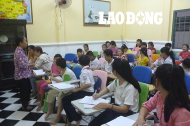 Bà giáo làng bỏ tiền thuê giáo viên dạy tiếng Anh miễn phí cho trẻ em nghèo