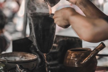 Độc đáo quán cà phê pha bằng… vợt, mở cửa từ 2h sáng ở Sài Gòn