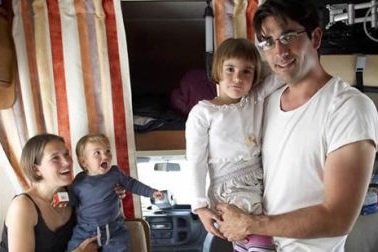 Bỏ việc, bán hết tài sản lấy tiền… đi du lịch