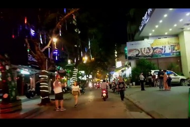 Dạo phố Tây và thăm các nhà thờ Huế đêm Noel