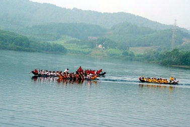 Kỳ thú xem đua trải trong… lòng hồ thủy lợi