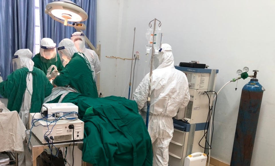 TPHCM: Cấp cứu thành công bệnh nhân tai nạn nặng trong khu cách ly Covid-19 - 2 TPHCM: Cấp cứu thành công bệnh nhân tai nạn nặng trong khu cách ly Covid-19 - 2
