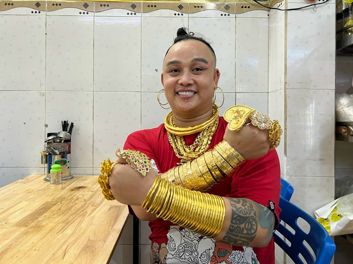 Chủ quán dát vàng cơ thể, trầy tay trộn chân gà vẫn không tháo - 1 Chủ quán dát vàng cơ thể, trầy tay trộn chân gà vẫn không tháo - 1