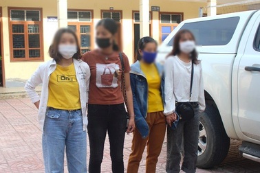 Giải cứu 2 thiếu nữ bị nhốt trong quán karaoke bắt phục vụ khách