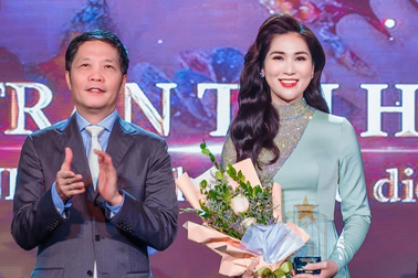 "Hoa hậu cải lương" xúc động khi được vinh danh Gương mặt nghệ sĩ tiêu biểu