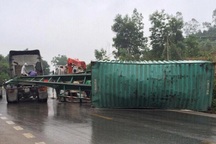 Thùng container trên xe đầu kéo bất ngờ rơi xuống đường