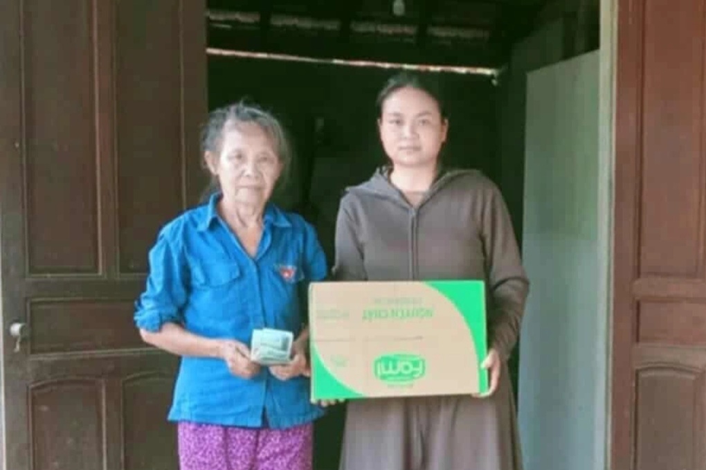 Bà lão bán quả mít lấy tiền viếng đám ma nhưng bị từ chối và cái kết - 2