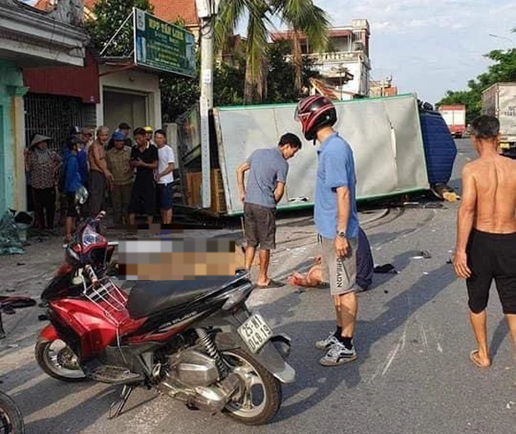 Va chạm xe máy với xe tải ở Hải Phòng, 2 người tử vong - 2 Va chạm xe máy với xe tải ở Hải Phòng, 2 người tử vong - 2