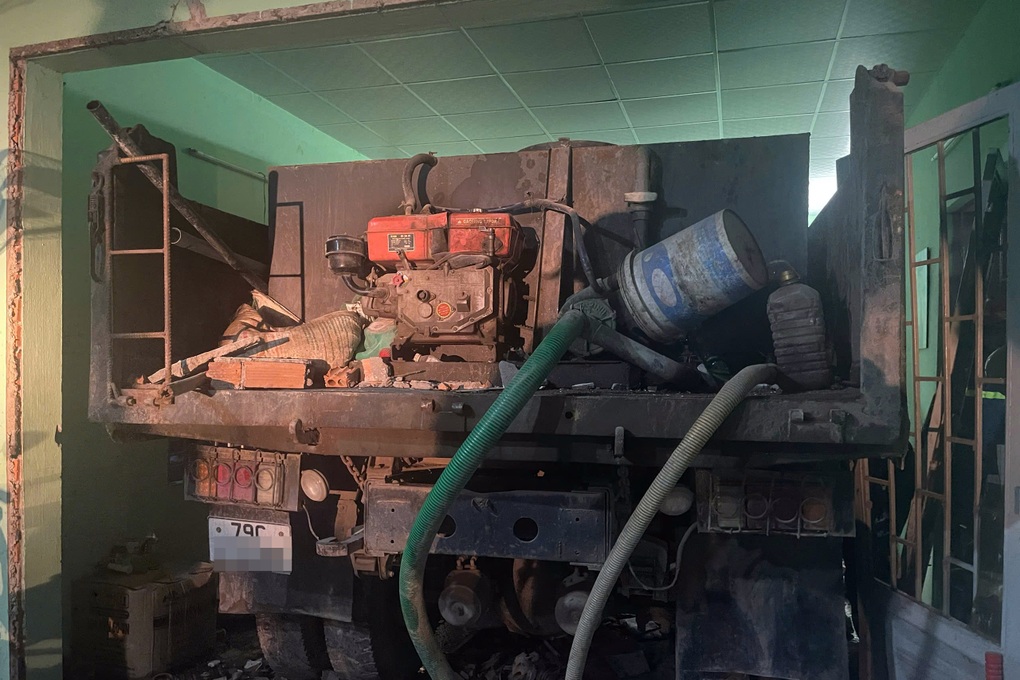 Xe tải tông sập nhà dân, 4 người thương vong