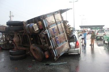 Ô tô chở 2 người bị xe tải lật đè