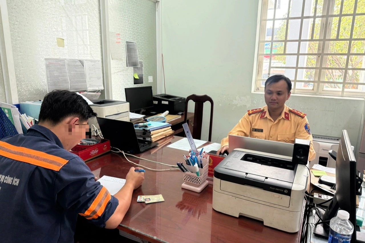 Xử phạt tài xế xe rác chuyển làn không đúng ở TPHCM - 1