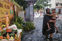 Nhiều nơi ở TPHCM ngập sau trận mưa lớn