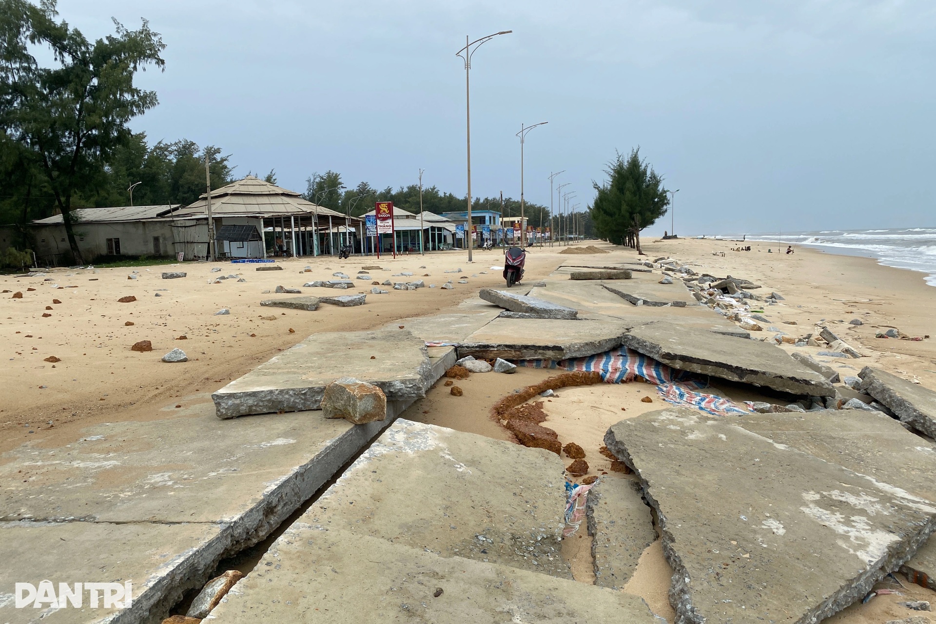 Bãi tắm vừa hồi sinh lại tan hoang sau bão Bualoi - 4