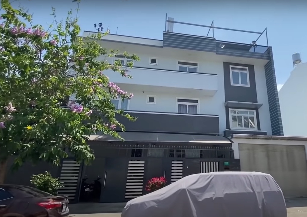 Kim Tử Long ở biệt thự xa hoa 300m2, giao hết tiền cho bà xã kém 11 tuổi - 4 Kim Tử Long ở biệt thự xa hoa 300m2, giao hết tiền cho bà xã kém 11 tuổi - 4